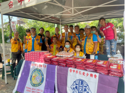 台中市仁愛獅子會在台中公園捐血車招集民眾捲起袖口大方捐血